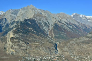 Güney İsviçre 'nin Conthey ve Sion kasabalarının üzerinde Haut du Cry