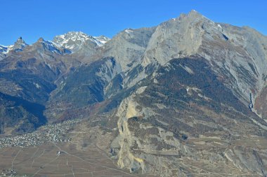İsviçre Alpleri 'nin Valais bölgesinde Büyük Muveran ve Haut du Cry (r)