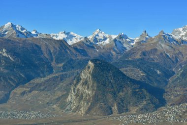 Büyük Chavelard (l) ve Petit Muveran (r) İsviçre 'nin Valais bölgesindeki Rhone Vadisi' nin üzerindedir.