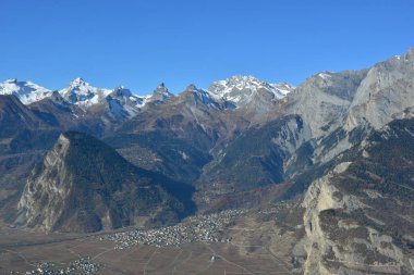 İsviçre 'nin Valais bölgesindeki Rhone Vadisi üzerinde Petit Muveran (l) ve Grand Muveran (r)