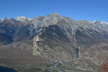 İsviçre Alpleri 'nin Valais bölgesinde Büyük Muveran ve Haut du Cry (r)