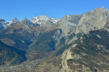 ve İsviçre Alpleri 'nin Valais bölgesindeki Rhone Vadisi' nin üzerindeki Grand Muveran (r).