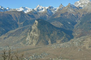 İsviçre 'nin Valais bölgesindeki Rhone Vadisi üzerinde Petit Muveran (l) ve Grand Muveran (r)