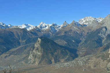 İsviçre 'nin Valais bölgesindeki Rhone Vadisi üzerinde Petit Muveran (l) ve Grand Muveran (r)