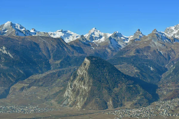 スイスアルプスのヴァレー地方のローヌ渓谷の上にあるグランド シャヴェール とプティ ムヴァラン — ストック写真