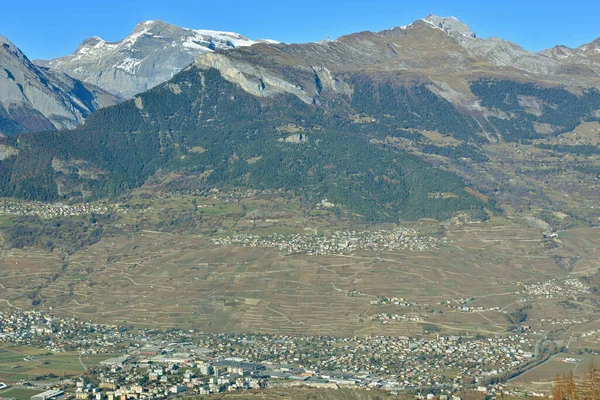 南スイスの町シオンの上にあるモン ゴンド — ストック写真