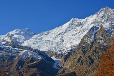 İsviçre Alpleri 'ndeki Saas Fee tepesindeki Mischabel dağlarında kar ve buz. Soldan sağa, Alphubel, Taschhorn ve Dom.