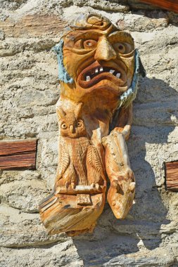 Baykuş ve sincapla ilişkili ahşap ruhun oyulması, karanlık ve iyi iş dengesi ve oyun korkusunu temsil etmez.