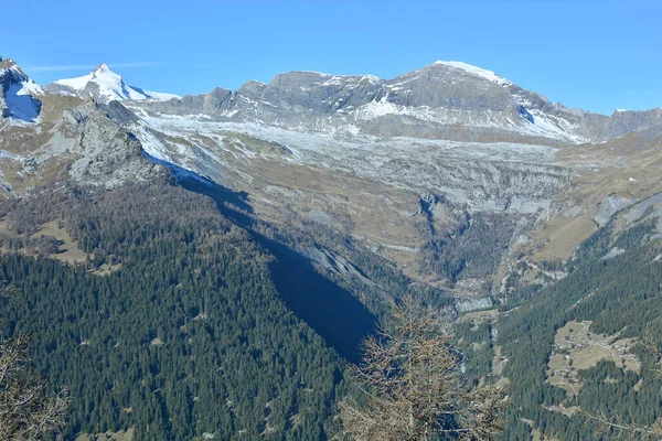 Tsanfluron氷河の上にあるOldenhorn とThitalschhorn とDiablerets Glacierとスキーリゾートの近くにあるDitalsch Pass — ストック写真