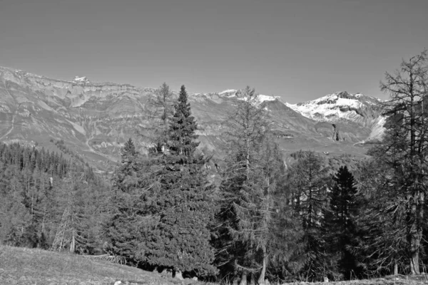 単色で南スイスアルプスのクラン モンタナの山のリゾート地の上のポイント プラインモルテ — ストック写真