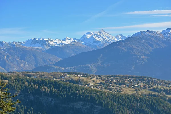 背景には西海岸の最高峰を背景にしたスイスアルプスの村レン — ストック写真