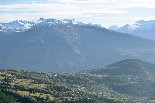 Villaggio Alpino Svizzero Lens Con Alpi Svizzere Meridionali Sullo Sfondo — Foto Stock