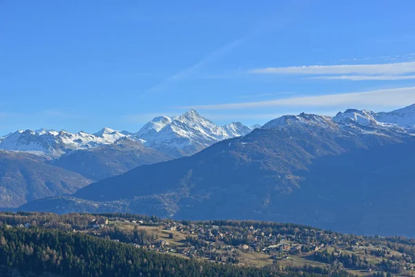 Desa Alpen Swiss Len Dengan Puncak Tertinggi Weisshorn Latar Belakang — Stok Foto