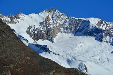 Saas Fee 'in yukarısındaki Güney İsviçre Alplerinde Portjenhorn' da gün batımı. Weissmies Sığınağı solda görünüyor.