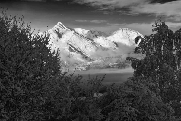 Monchrome Blick Auf Die Berge Mit Neuschnee Bedeckt — Stockfoto