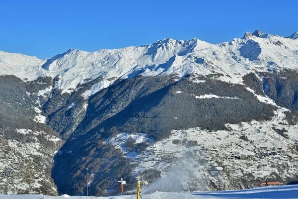 从瑞士南部阿尔卑斯山的Thyon滑雪胜地俯瞰诺布尔山滑雪胜地 — 图库照片