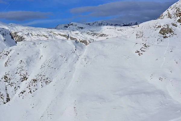 Śnieg Górach Pod Głębokim Błękitnym Niebem Alpach Szwajcarskich — Zdjęcie stockowe