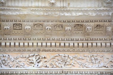Antik Roma Tapınağı 'nın mimarı. Yumurta, dart ve akanthus süslemeleri.