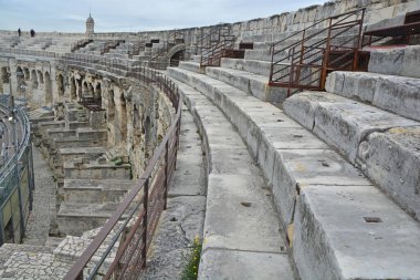 Fransa 'nın güneyindeki Nimes' teki antik bir Roma amfitiyatrosunda koltukların üst kademesi. Dünyanın en iyi korunmuş amfi tiyatrolarından biri ve hala gösteri ve boğa güreşlerinde kullanılıyor.