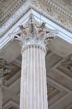 Fransa 'nın Nimes kentindeki Antik Roma Tapınağı' nın köşesindeki Korint Sütununun başkenti