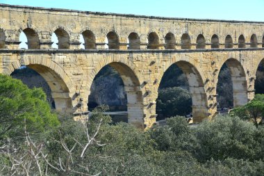 Antik Roma Pont du Gard su kemeri ve viyadük köprüsü, tüm antik Roma köprülerinin en yükseği, Fransa 'nın güneyindeki Nimes' e yakın.