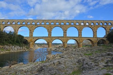Antik Roma Pont du Gard su kemeri ve viyadük köprüsü, tüm antik Roma köprülerinin en yükseği, Fransa 'nın güneyindeki Nimes' e yakın.