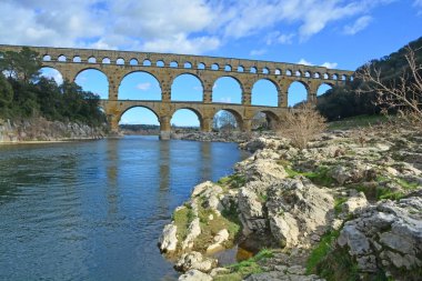 Antik Roma Pont du Gard su kemeri ve Gardon Nehri üzerindeki viyaduct köprüsü, Fransa 'nın güneyindeki Nimes yakınlarındaki antik Roma köprülerinin en yükseği.