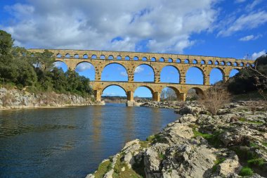 Antik Roma Pont du Gard su kemeri ve Gardon Nehri üzerindeki viyaduct köprüsü, Fransa 'nın güneyindeki Nimes yakınlarındaki antik Roma köprülerinin en yükseği.