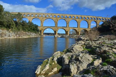 Antik Roma Pont du Gard su kemeri ve Gardon Nehri üzerindeki viyaduct köprüsü, Fransa 'nın güneyindeki Nimes yakınlarındaki antik Roma köprülerinin en yükseği.
