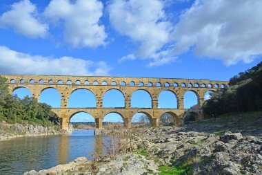 Antik Roma Pont du Gard su kemeri ve Gardon Nehri üzerindeki viyaduct köprüsü, Fransa 'nın güneyindeki Nimes yakınlarındaki antik Roma köprülerinin en yükseği.