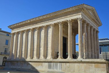 Güney Fransa, Nimes 'in merkezindeki Maison Carree. 2000 yıllık Antik Roma Tapınağı. Türünün en iyi korunmuş örneği.