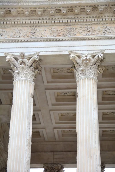 Capitals Entablature Two Corinthian Columns Pronaos Ancient Roman Temple Nimes — Stock Photo, Image