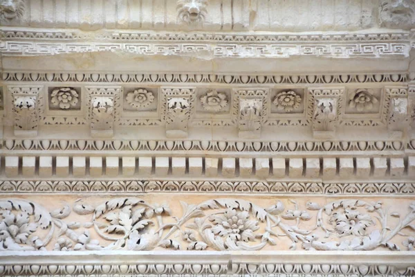 古代ローマの寺院のアーキテクチャ卵とダーツとアカンサスの装飾 — ストック写真