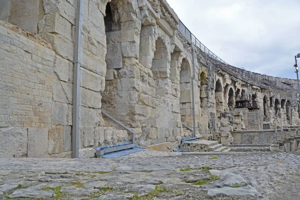 Dentro Antigo Anfiteatro Romano Nimes Sul França Com Altos Corredores — Fotografia de Stock