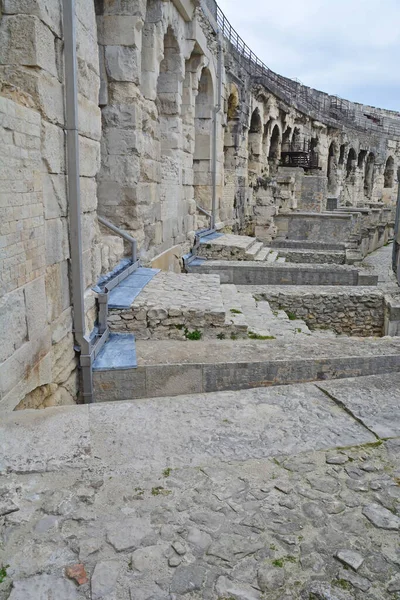 Wewnątrz Starożytnego Rzymskiego Amfiteatru Nimes Południu Francji Wysokimi Łukowymi Korytarzami — Zdjęcie stockowe