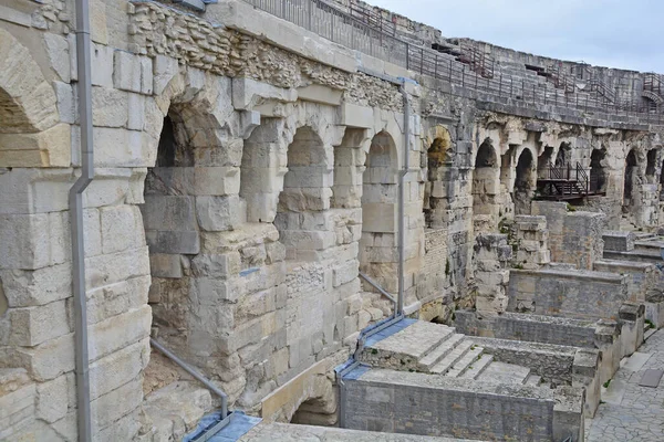 在法国南部尼姆斯的一个古罗马圆形剧场内 有高拱形走廊通往座位 世界上保存得最好的圆形剧场之一 — 图库照片
