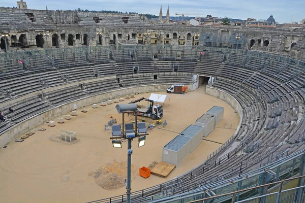 南フランスのニームにある古代ローマ時代の円形劇場の下での発掘 世界で最も保存状態の良い円形劇場の一つであり まだ公演や闘牛のために使用されます — ストック写真