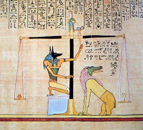 古埃及阿努比斯的纸莎草 用马亚的羽毛衡量心脏 如果犯了罪 等待的怪物阿密特会吃掉死者的灵魂 — 图库照片