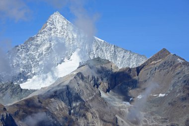 Sonbaharda İsviçre 'nin güneyindeki Zermatt Alpleri' nde Weisshorn. Ön planda Platthorn ve Mettelhorn