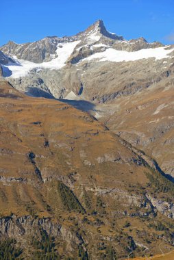 İsviçre 'nin güneyindeki Zinalrothorn Sonbaharda Zermatt' ın üstünde..