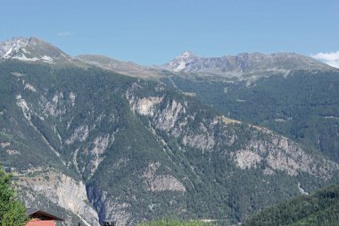 Güney İsviçre Alpleri 'ndeki Chandolin kayak alanı ve Sierre kasabasının üzerindeki Anniviers vadisi. Yazın çekildi..