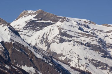 Rhone Vadisi 'nin yukarısındaki İsviçre Alplerindeki Mont Gond ve Conthey ve Sion kasabaları. Kışın çekildi.