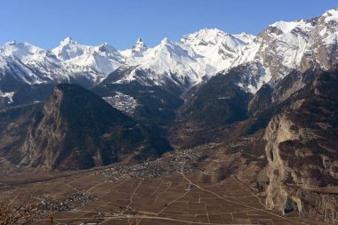 Chamoson köyü, Rhone Vadisi 'ndeki İsviçre Alpleri' nin eteklerindeki üzüm bağlarının ortasında.