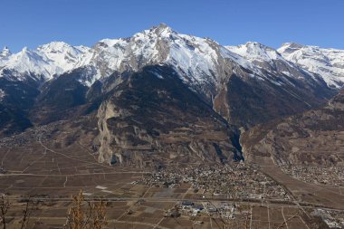 Sion, Conthey ve Rhone Vadisi 'nin yukarısındaki Güney İsviçre Alplerinde Haut du Cry. Kışın çekildi.