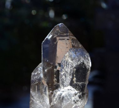 Fransa 'da Smokey Quartz olarak bilinen Blanc Dağı' nda bulunan bir kuvars parçası.. 