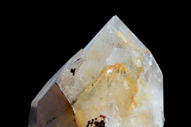 Portekiz 'de bulunan bir kuvars parçası demir kirliliğine renk katıyor. Siyah bir arkaplan ile izole edilmiş.