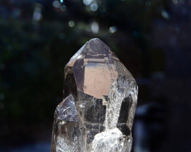 Fransa 'da Smokey Quartz olarak bilinen Blanc Dağı' nda bulunan bir kuvars parçası.. 