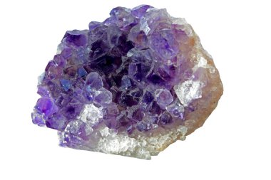 Bir parça doğal ametist, leylak renginde silis dioksit. Beyaz bir arkaplanda izole edilmiş.