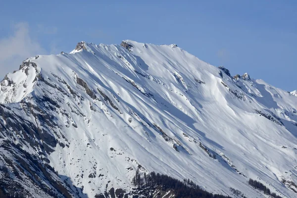 セックスノワール雪の中で覆われています南スイスアルプスヴァレー州のシオンの上 — ストック写真