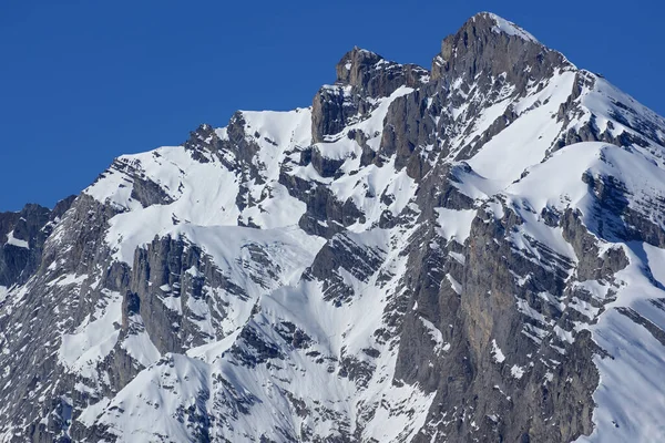 瑞士南部阿尔卑斯山高耸在瓦莱州锡安之上的岩石峰顶 在冬天拍的 — 图库照片